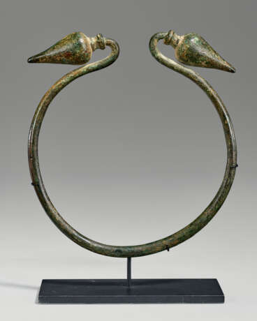 A PICENIAN BRONZE TORQUE WITH BUD FINIALS - photo 1