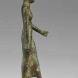 AN EGYPTIAN BRONZE NEITH - фото 3