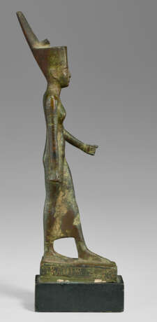 AN EGYPTIAN BRONZE NEITH - фото 3