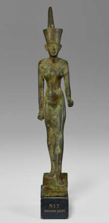 AN EGYPTIAN BRONZE NEITH - фото 4