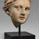 AN ETRUSCAN TERRACOTTA HEAD OF A GODDESS - фото 1