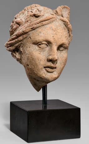 AN ETRUSCAN TERRACOTTA HEAD OF A GODDESS - фото 1