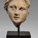 AN ETRUSCAN TERRACOTTA HEAD OF A GODDESS - фото 2