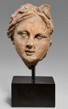 AN ETRUSCAN TERRACOTTA HEAD OF A GODDESS - фото 2