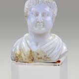 A ROMAN BLUE CHALCEDONY PORTRAIT BUST OF A MAN - фото 1