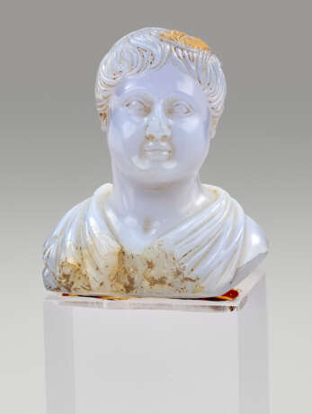 A ROMAN BLUE CHALCEDONY PORTRAIT BUST OF A MAN - фото 1