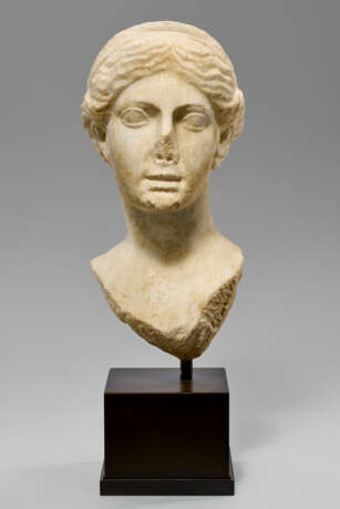 A GREEK MARBLE PORTRAIT HEAD OF A WOMAN - фото 1