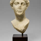A GREEK MARBLE PORTRAIT HEAD OF A WOMAN - фото 1