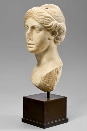 A GREEK MARBLE PORTRAIT HEAD OF A WOMAN - фото 2