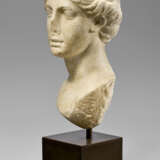 A GREEK MARBLE PORTRAIT HEAD OF A WOMAN - фото 2