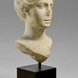 A GREEK MARBLE PORTRAIT HEAD OF A WOMAN - фото 3