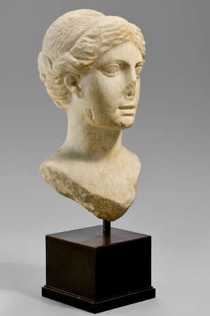 A GREEK MARBLE PORTRAIT HEAD OF A WOMAN - фото 3