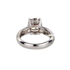 Bague en or blanc avec diamants. 