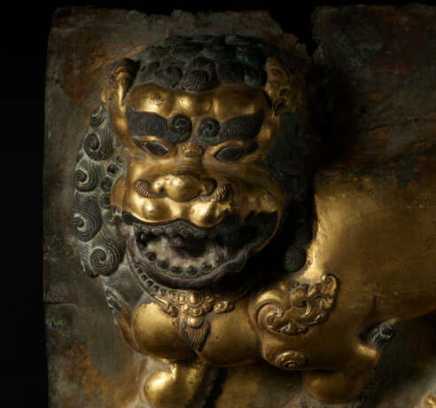 A GILT COPPER REPOUSS&#201; PANEL OF A SNOW LION - Foto 1