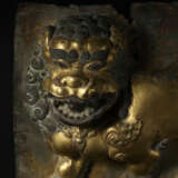 A GILT COPPER REPOUSS&#201; PANEL OF A SNOW LION - Foto 1