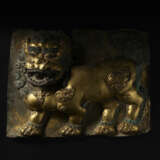 A GILT COPPER REPOUSS&#201; PANEL OF A SNOW LION - Foto 2