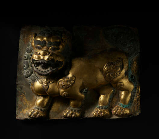 A GILT COPPER REPOUSS&#201; PANEL OF A SNOW LION - Foto 2
