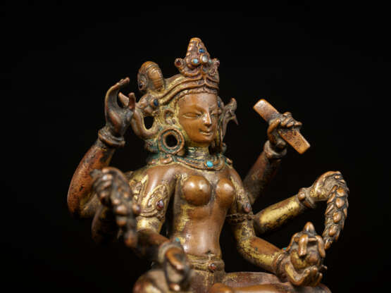 A GILT COPPER ALLOY FIGURE OF VASUDHARA - photo 2