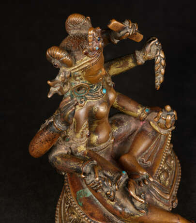 A GILT COPPER ALLOY FIGURE OF VASUDHARA - photo 3