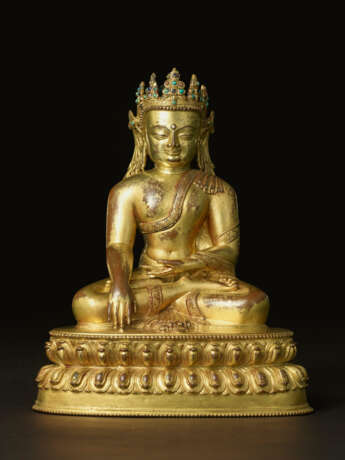 A GILT-COPPER ALLOY FIGURE OF A CROWNED BUDDHA - фото 1