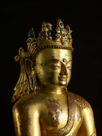 A GILT-COPPER ALLOY FIGURE OF A CROWNED BUDDHA - фото 2