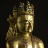 A GILT-COPPER ALLOY FIGURE OF A CROWNED BUDDHA - фото 2
