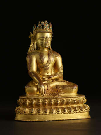 A GILT-COPPER ALLOY FIGURE OF A CROWNED BUDDHA - фото 4