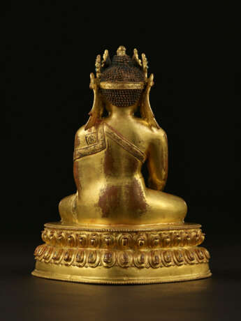 A GILT-COPPER ALLOY FIGURE OF A CROWNED BUDDHA - фото 5