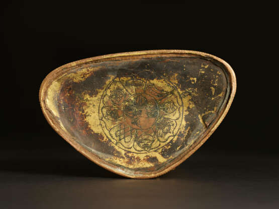 A GILT-COPPER ALLOY FIGURE OF A CROWNED BUDDHA - фото 6