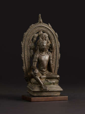 A COPPER ALLOY FIGURE OF PADMAPANI LOKESHVARA - photo 3