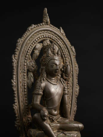 A COPPER ALLOY FIGURE OF PADMAPANI LOKESHVARA - photo 4
