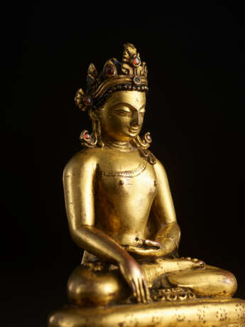 A GILT COPPER ALLOY FIGURE OF SHAKYAMUNI BUDDHA - photo 2