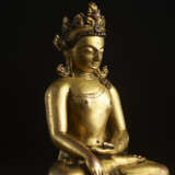 A GILT COPPER ALLOY FIGURE OF SHAKYAMUNI BUDDHA - photo 2