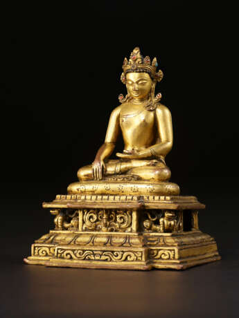 A GILT COPPER ALLOY FIGURE OF SHAKYAMUNI BUDDHA - photo 3