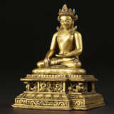 A GILT COPPER ALLOY FIGURE OF SHAKYAMUNI BUDDHA - photo 3