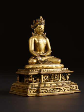 A GILT COPPER ALLOY FIGURE OF SHAKYAMUNI BUDDHA - photo 4