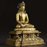 A GILT COPPER ALLOY FIGURE OF SHAKYAMUNI BUDDHA - photo 4