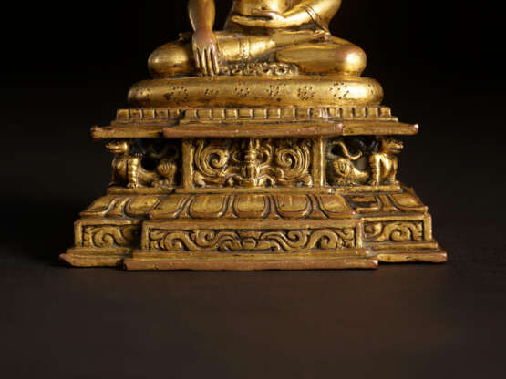 A GILT COPPER ALLOY FIGURE OF SHAKYAMUNI BUDDHA - photo 5