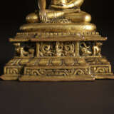 A GILT COPPER ALLOY FIGURE OF SHAKYAMUNI BUDDHA - photo 5