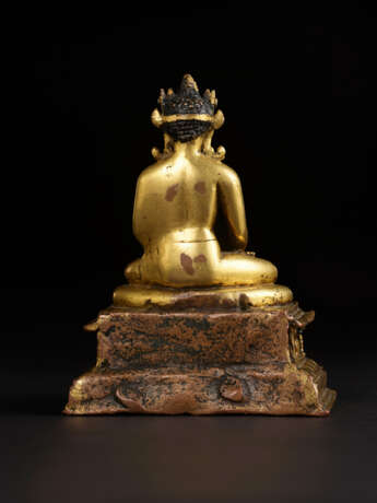 A GILT COPPER ALLOY FIGURE OF SHAKYAMUNI BUDDHA - photo 6