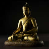 A GILT COPPER FIGURE OF SHAKYAMUNI BUDDHA - photo 1