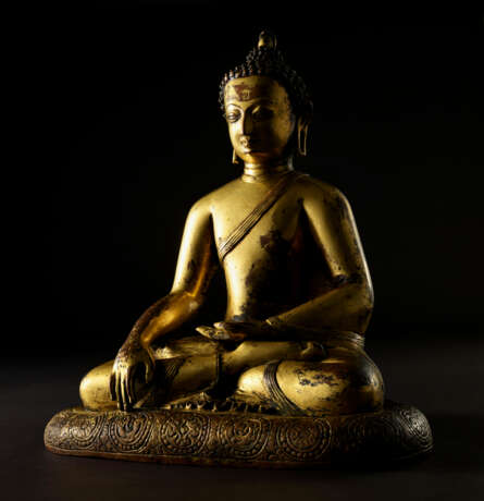 A GILT COPPER FIGURE OF SHAKYAMUNI BUDDHA - photo 1