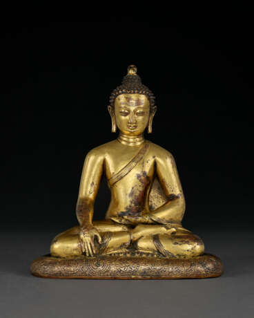 A GILT COPPER FIGURE OF SHAKYAMUNI BUDDHA - photo 2
