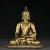 A GILT COPPER FIGURE OF SHAKYAMUNI BUDDHA - photo 2