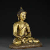 A GILT COPPER FIGURE OF SHAKYAMUNI BUDDHA - photo 3