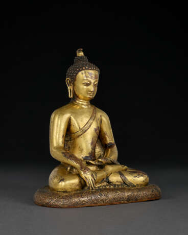 A GILT COPPER FIGURE OF SHAKYAMUNI BUDDHA - photo 3