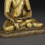 A GILT COPPER FIGURE OF SHAKYAMUNI BUDDHA - photo 4
