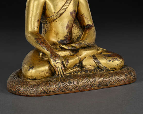 A GILT COPPER FIGURE OF SHAKYAMUNI BUDDHA - photo 4