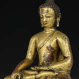A GILT COPPER FIGURE OF SHAKYAMUNI BUDDHA - photo 5