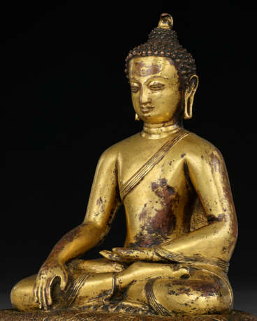 A GILT COPPER FIGURE OF SHAKYAMUNI BUDDHA - photo 5